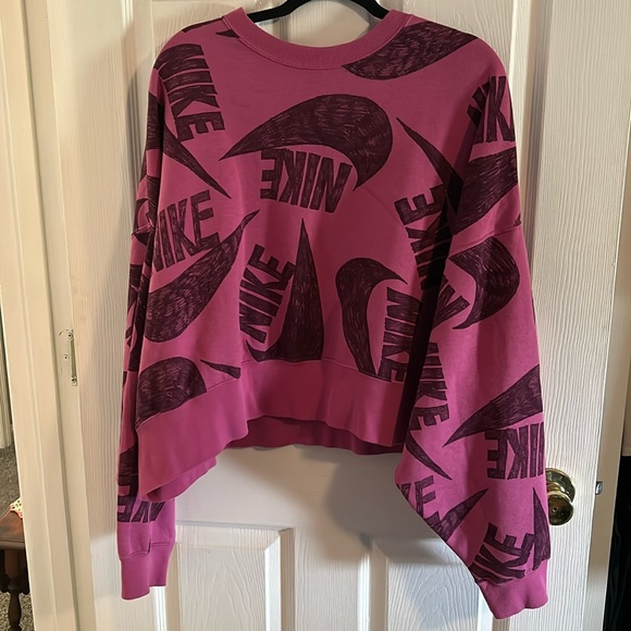 Nike Tops - Nike women’s xl purple crop top long sleeves sweatshirt